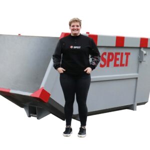 Vrouw voor container van spelt