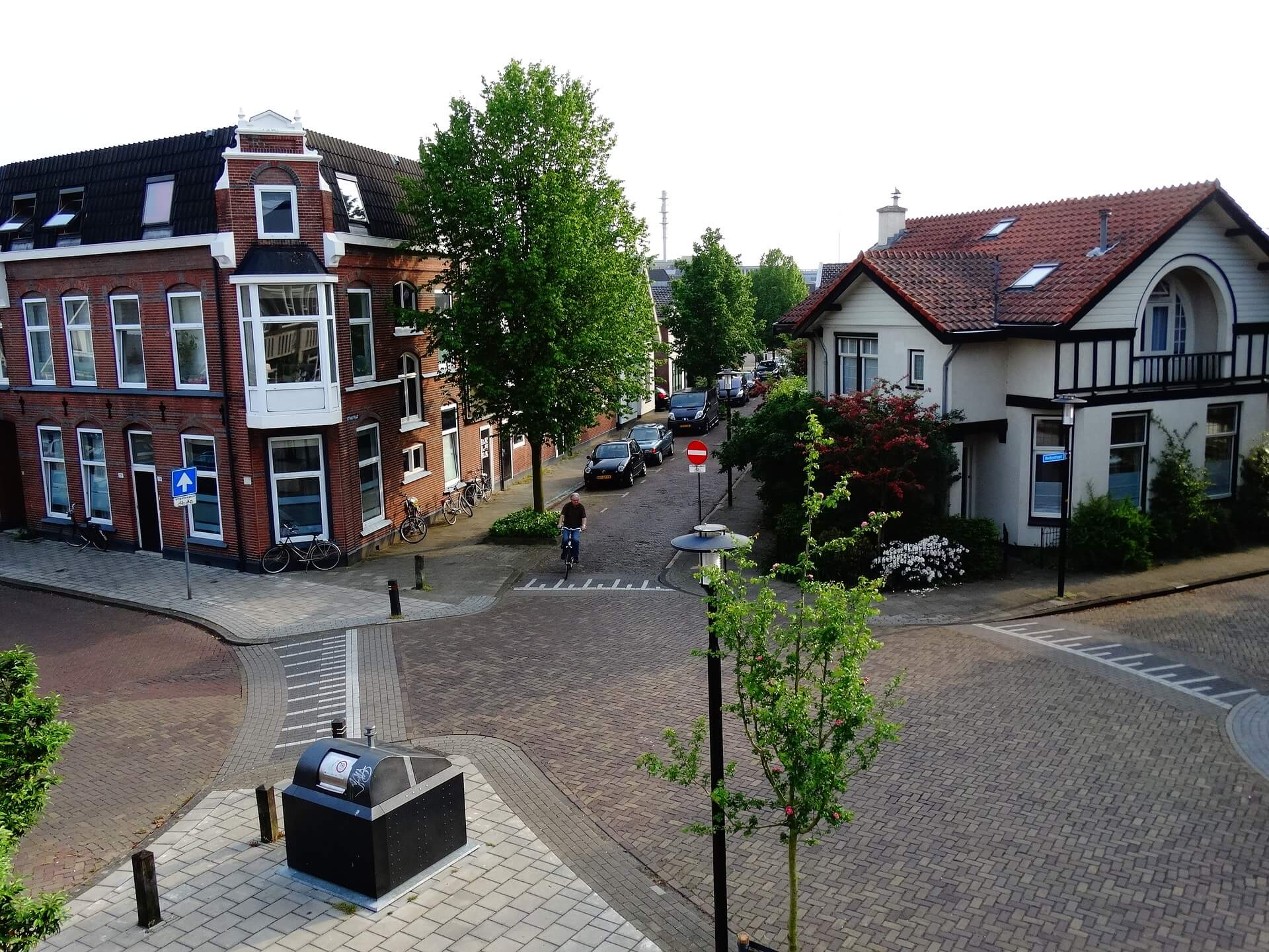 foto van hengelo binnenstad met huizen en een fietser op straat