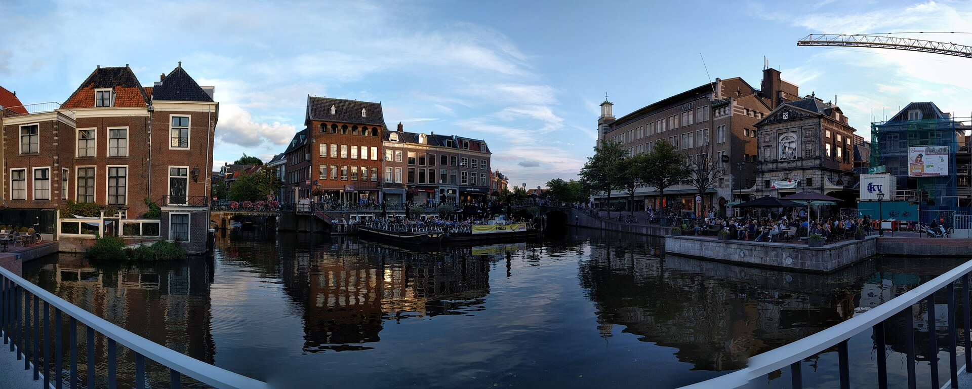 foto van leiden terras op het water met boten en kroegjes