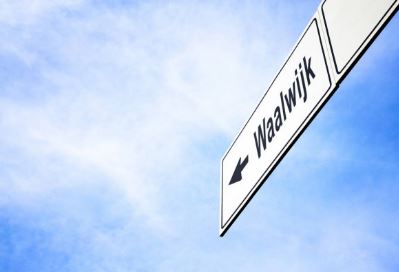 Bord van Waalwijk met een blauwe lucht