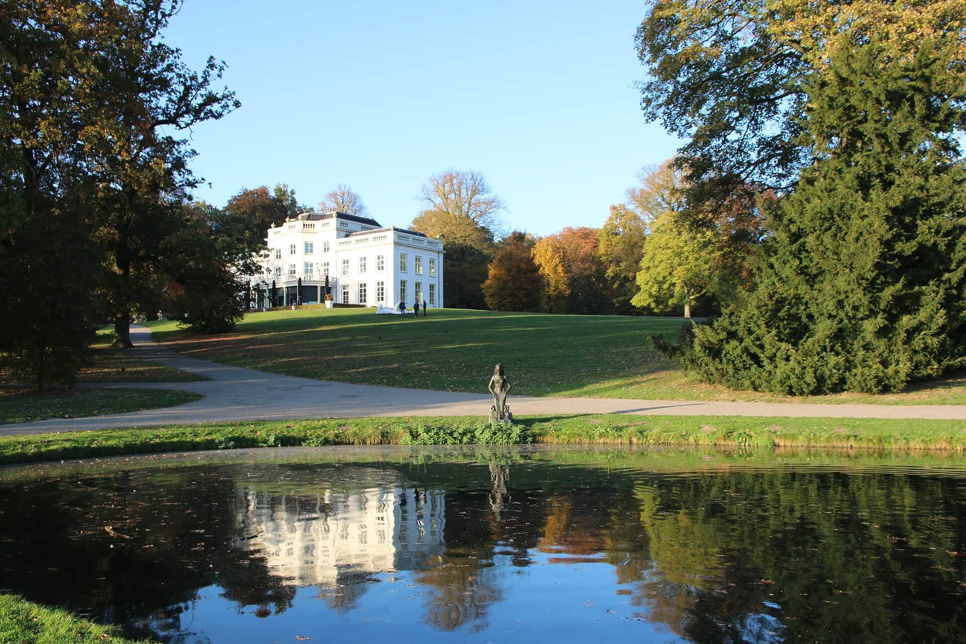 gelderland statig wit pand in de bossen