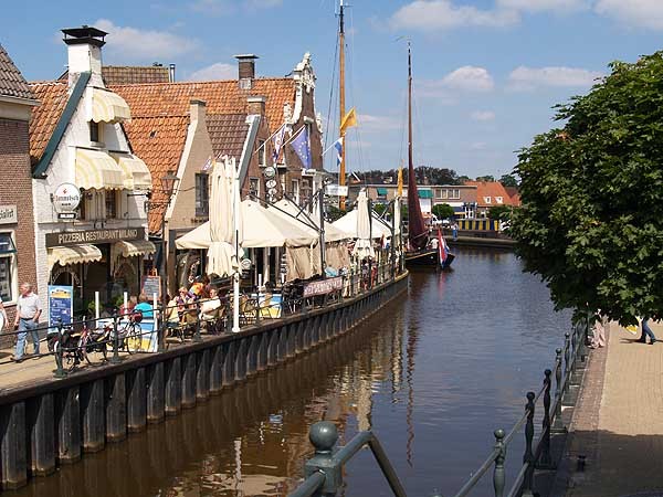 binnenstad van lemmer met water en boten