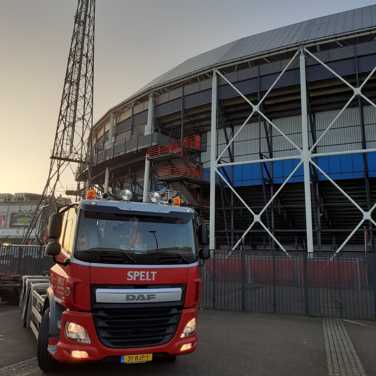 vrachtwagen bij stadion feyenoord in rotterdam