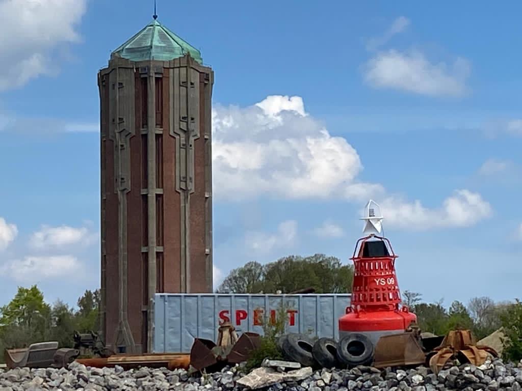 een grote kerk met de container van spelt ernaast in aalsmeer