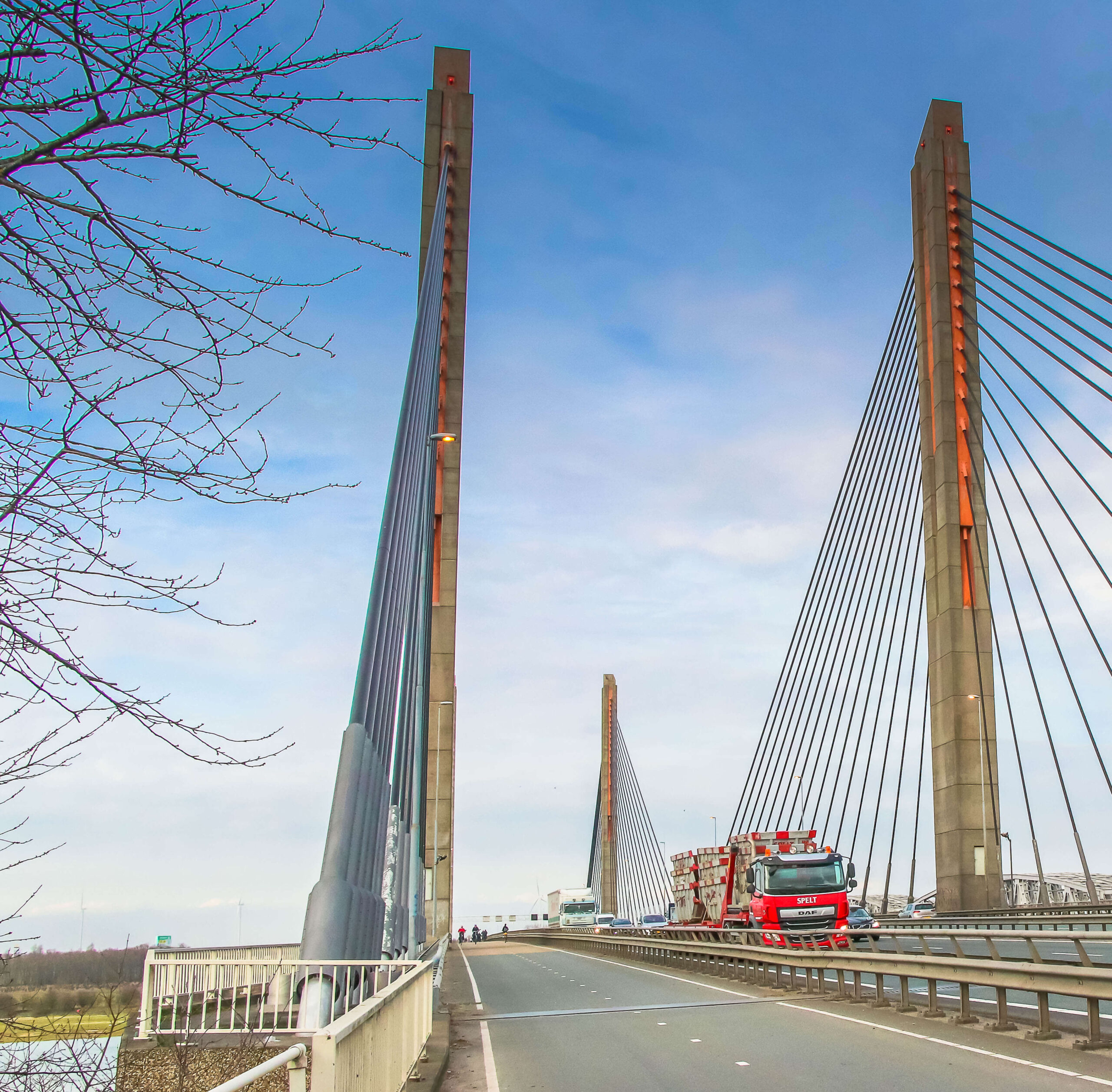 container op brug bij zaltbommel