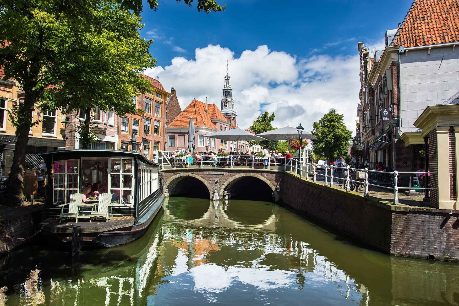 brug in het centrum van alkmaar met gezellig terras en boot met stoeltjes op de zijkant