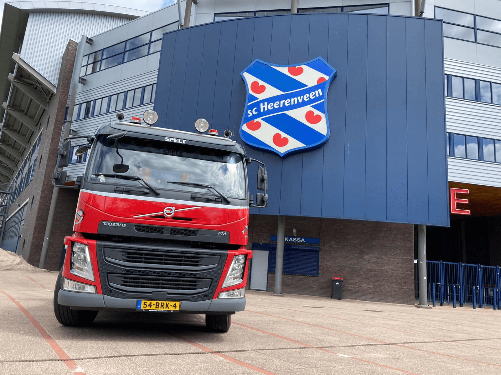 vrachtwagen Spelt voor het stadion van sc heerenveen