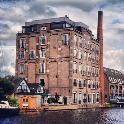 Gebouw aan het water in Bodegraven