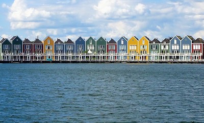 Huizen in Houten aan water