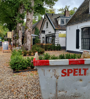 lage vuursche gebouw met container van Spelt
