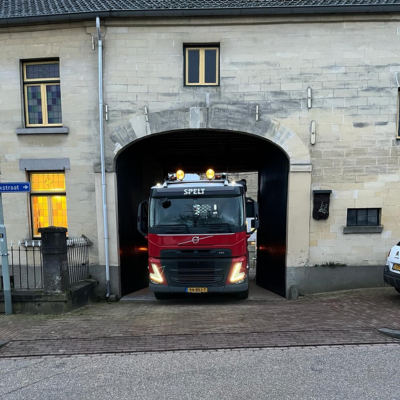 Container vrachtwagen in Valkenburg