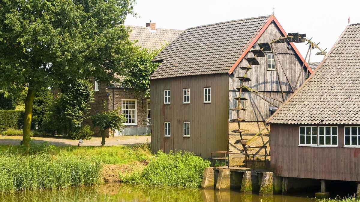 Nuenen Gebouw met watermolen in Neunen