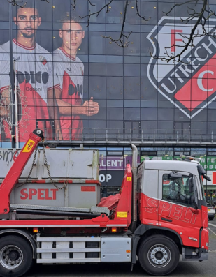 FC utrecht met een Spelt auto en container Spelt auto met container voor het FC Utrecht stadion