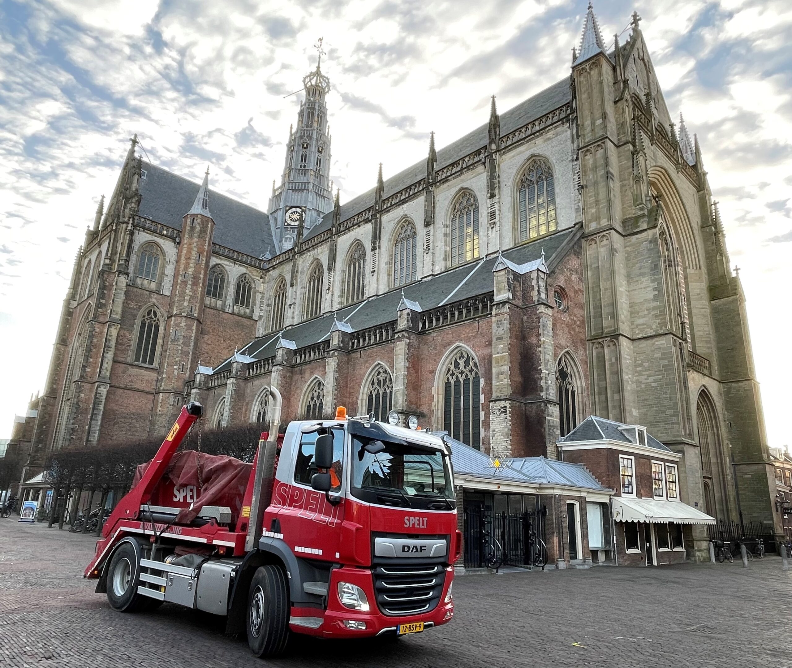 Spelt vrachtwagen voor de kerk in Haarlem