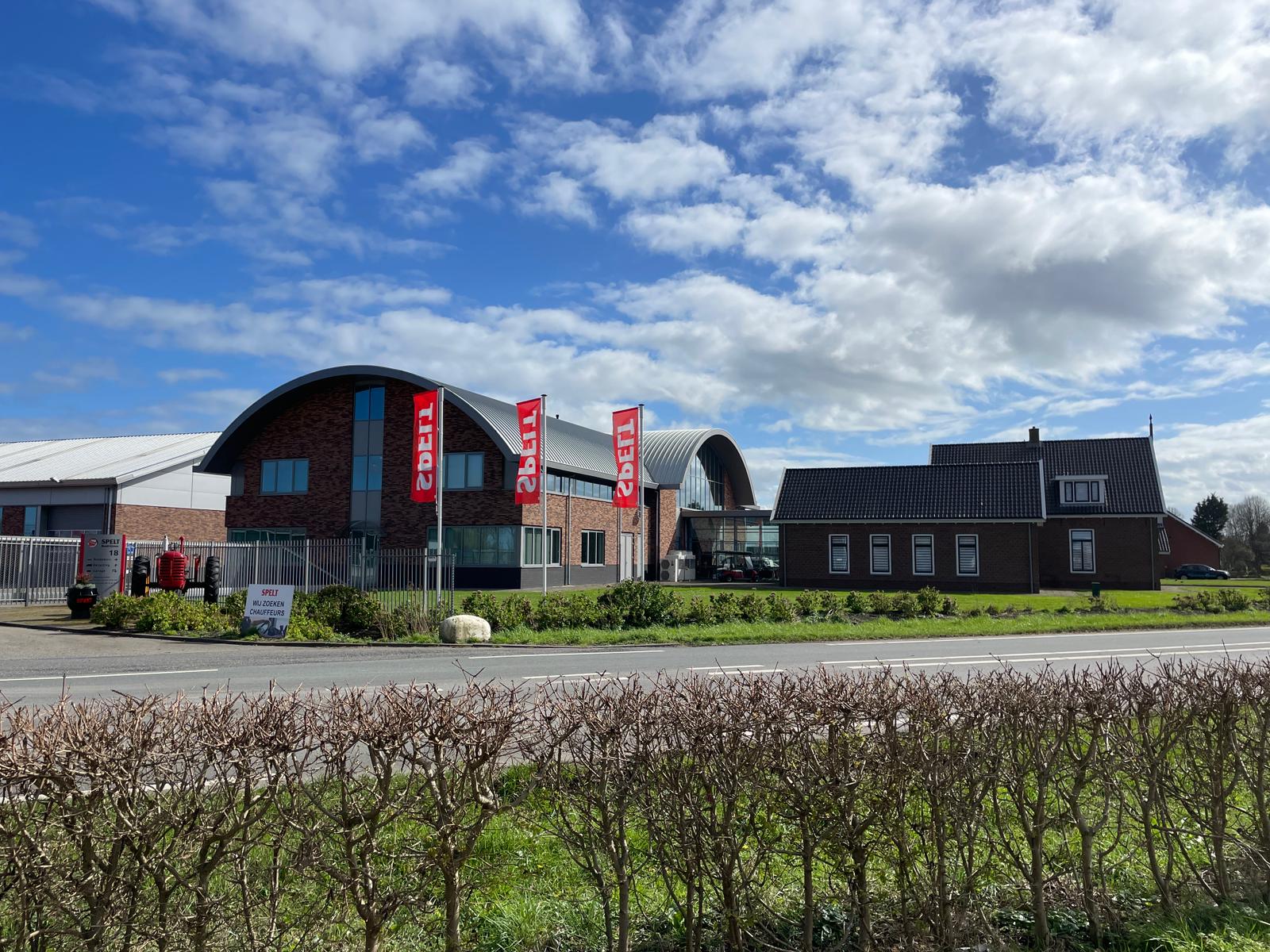 Vestiging Nieuwveen maart 2024 kantoor met vlaggen (2) locatie nieuwveen