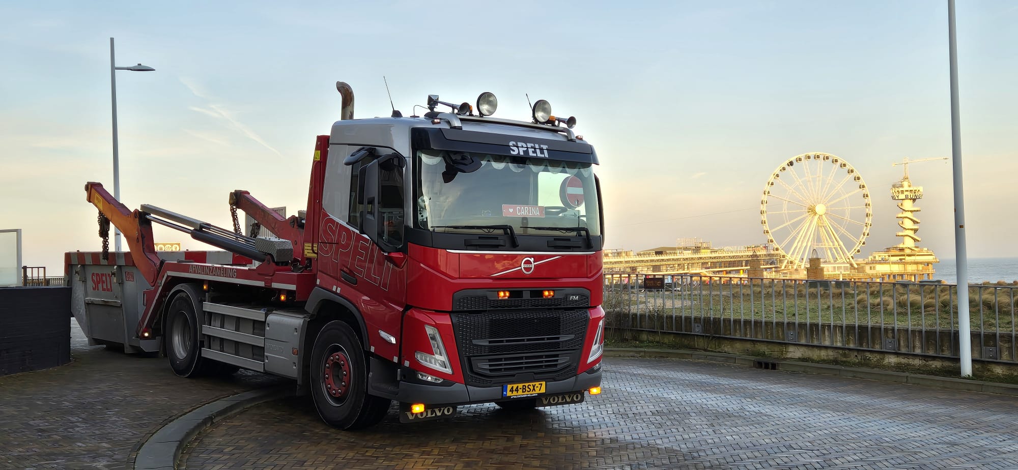 Spelt auto bij de reuzenrad van Scheveningen