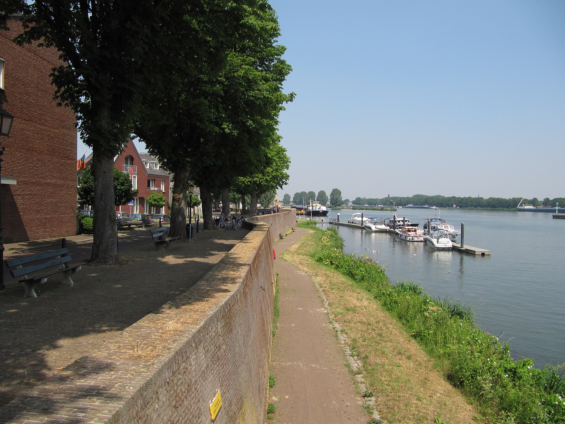 Foto van een kade in het dorp Grave