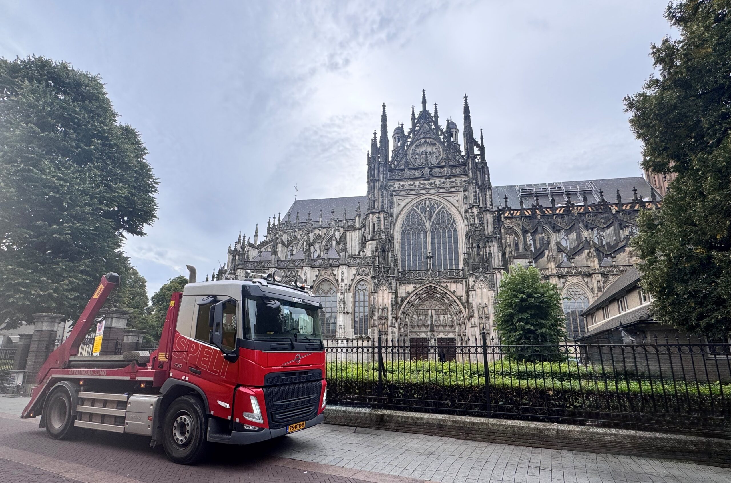 De Parade met de Sint-Janskathedraal