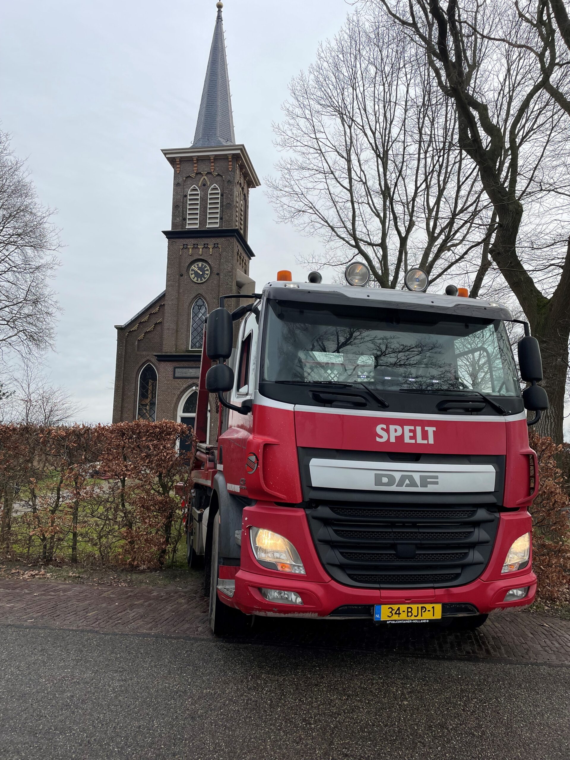 Een foto van een Spelt container auto in nijeholtpade