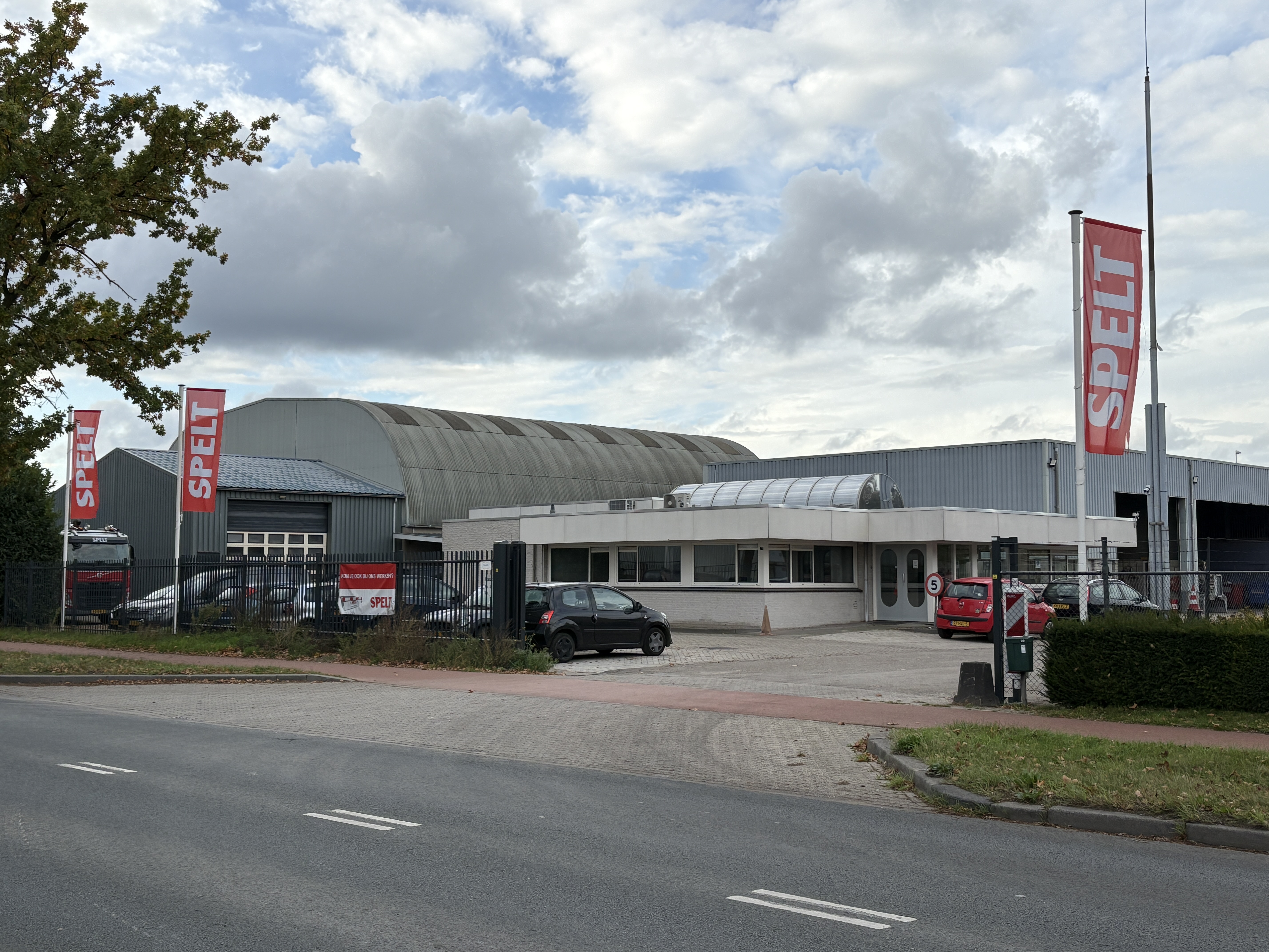 Vestiging Oisterwijk inrit vlaggen Spelt vrachtwagen Oisterwijk